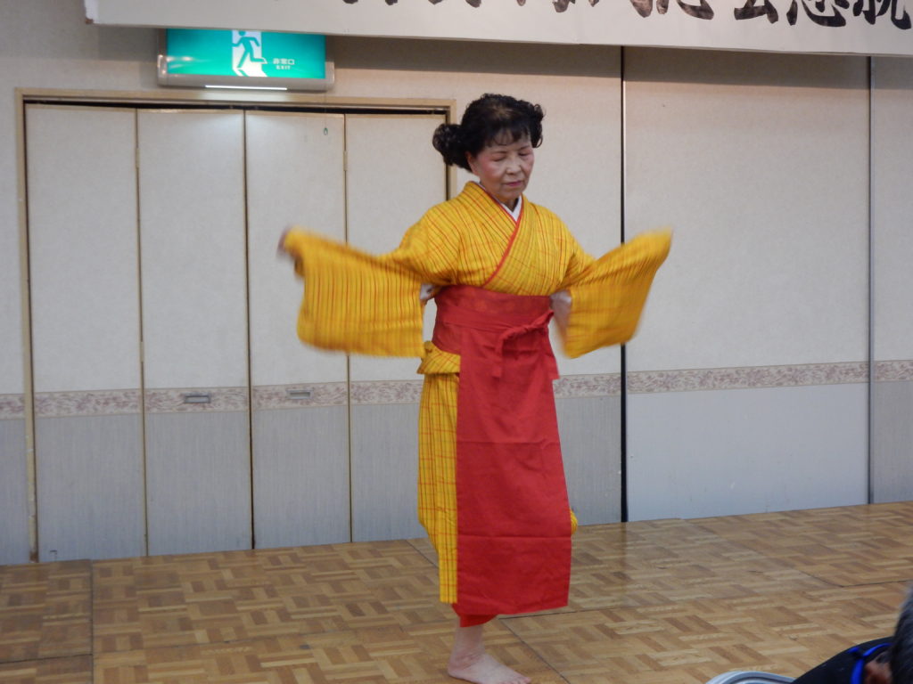 懇親会で余興を楽しむ様子