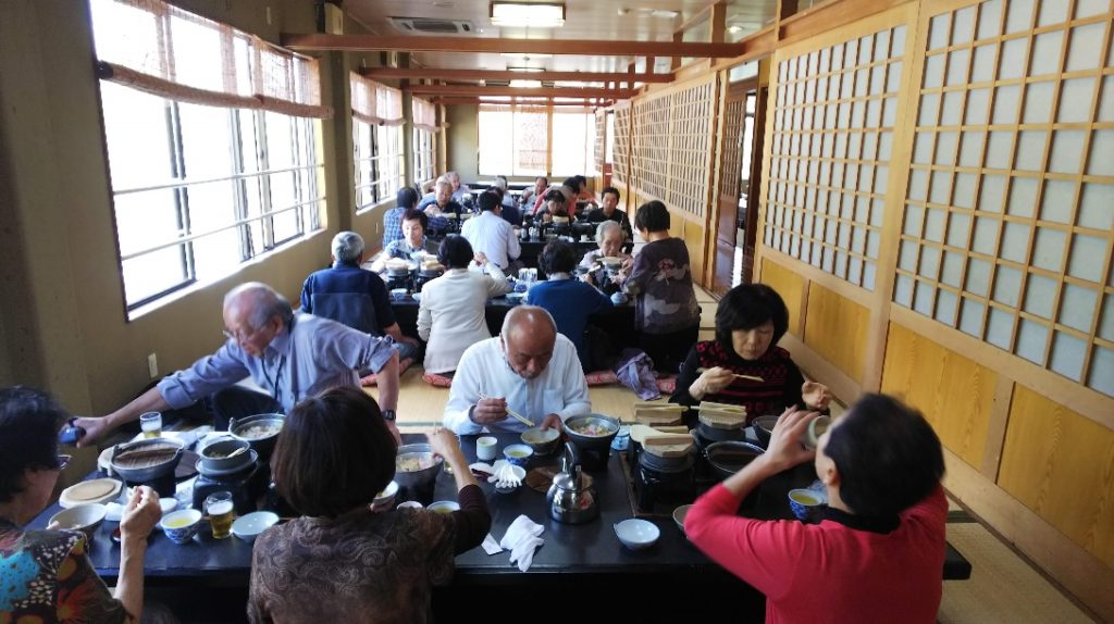 同窓生が食事を囲んで交流している様子